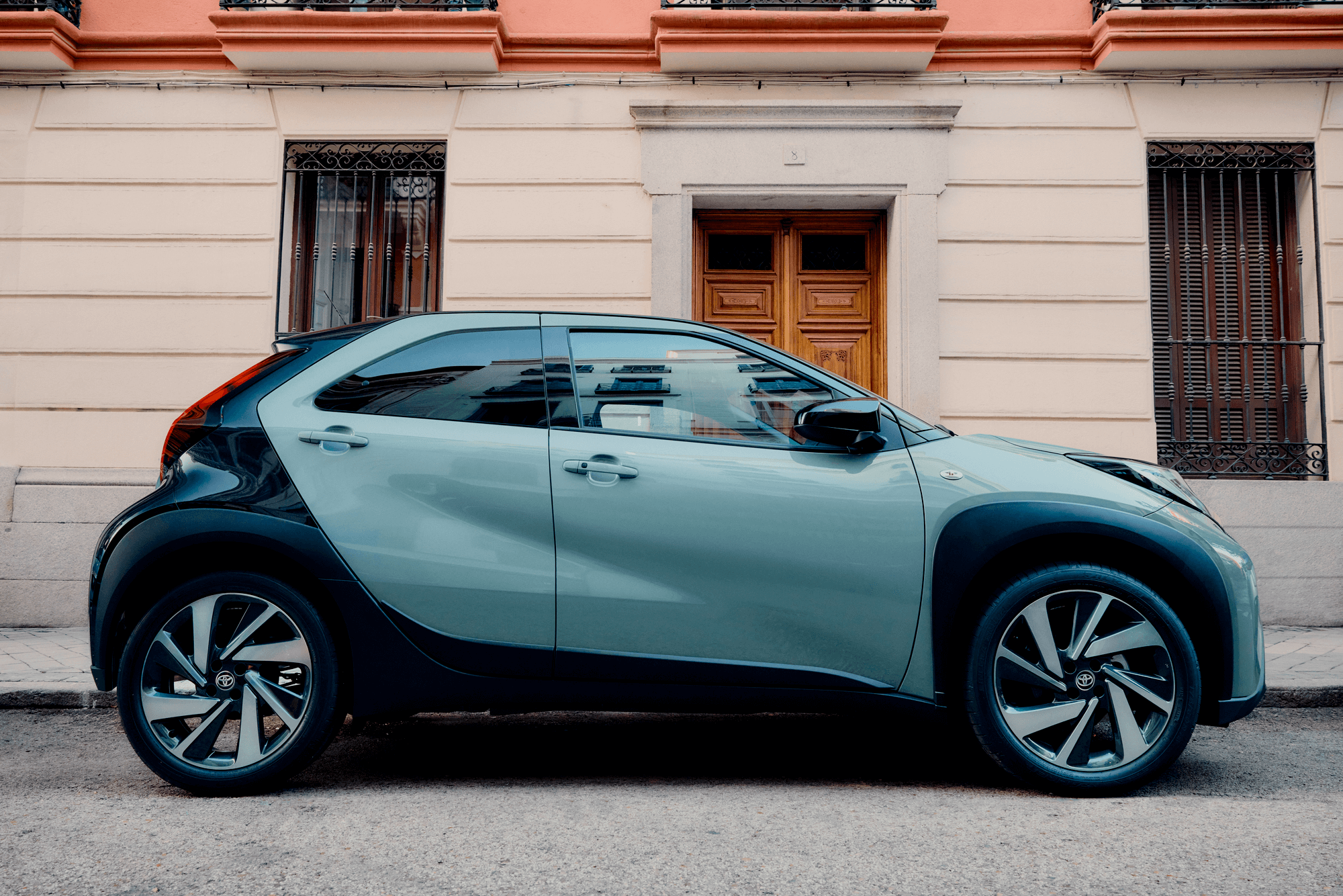 Toyota Aygo x de côté - en vente au Garage du Saugy